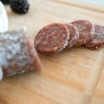 Deska antipasti z salami, serami i jeżynami do wina