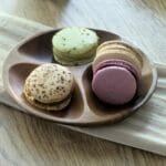 Kolorowe makaroniki na rustykalnym talerzu z drewnianego drewna