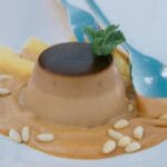 Kremowy włoski deser karmelowy z miętą, podany z łyżeczką