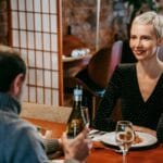 Para przy kolacji z winem i makaronem w nastrojowej włoskiej restauracji