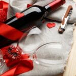 Romantyczna kolacja we dwoje z czerwonym winem i czerwonymi dekoracjami