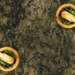 Widok z góry na drewniane moździerze z domowym pesto Genovese