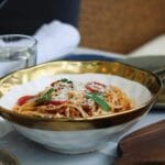 Zbliżenie na elegancko podane spaghetti bolognese w głębokim talerzu