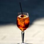 Aperol Spritz z plastrem pomarańczy na słonecznym tarasie