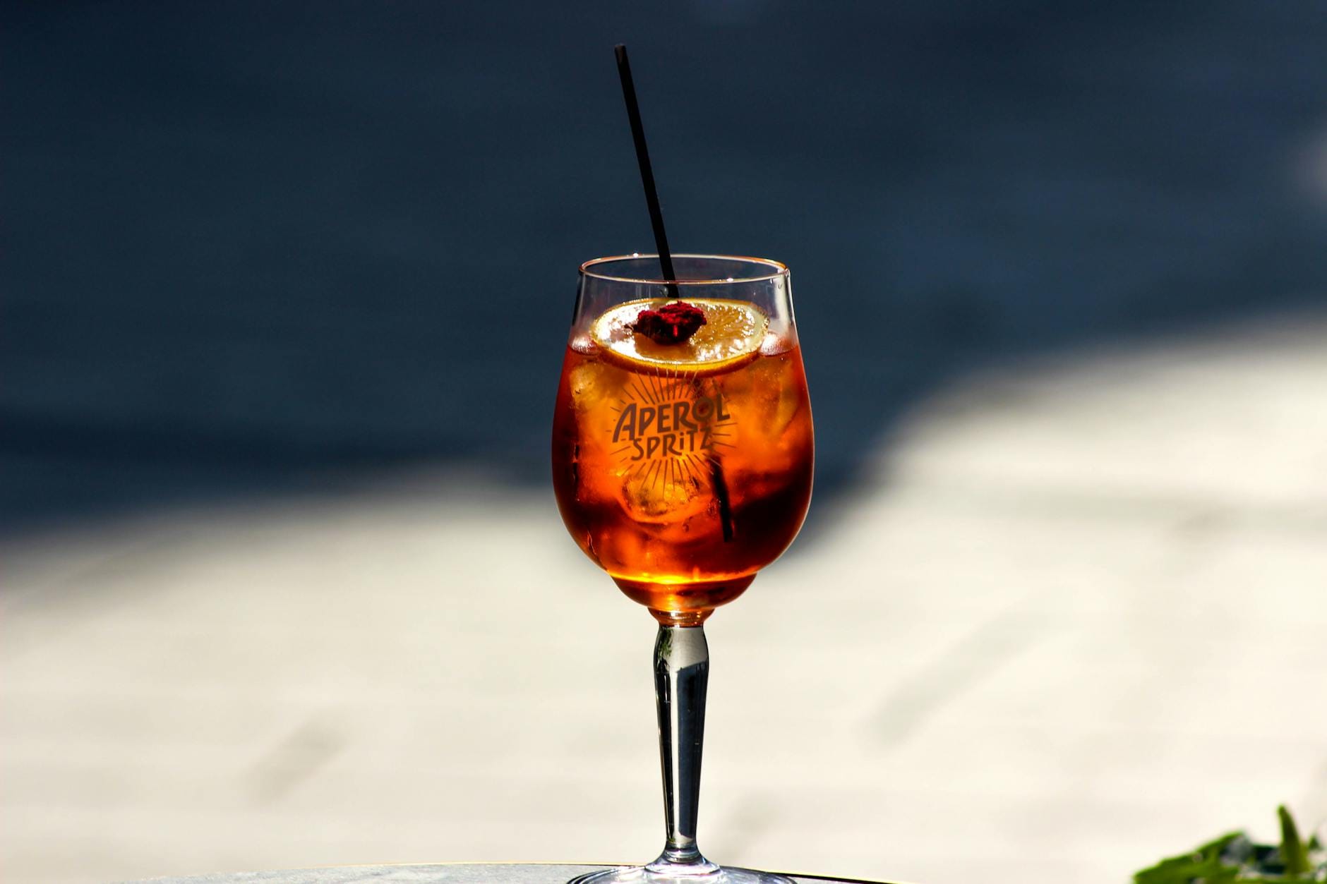 Aperol Spritz z plastrem pomarańczy na słonecznym tarasie