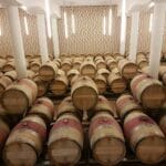 Dębowe beczki z winem w zaciemnionej piwnicy winiarskiej