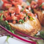 Grzanka bruschetta z pomidorami i ziołami jako wiosenna przekąska