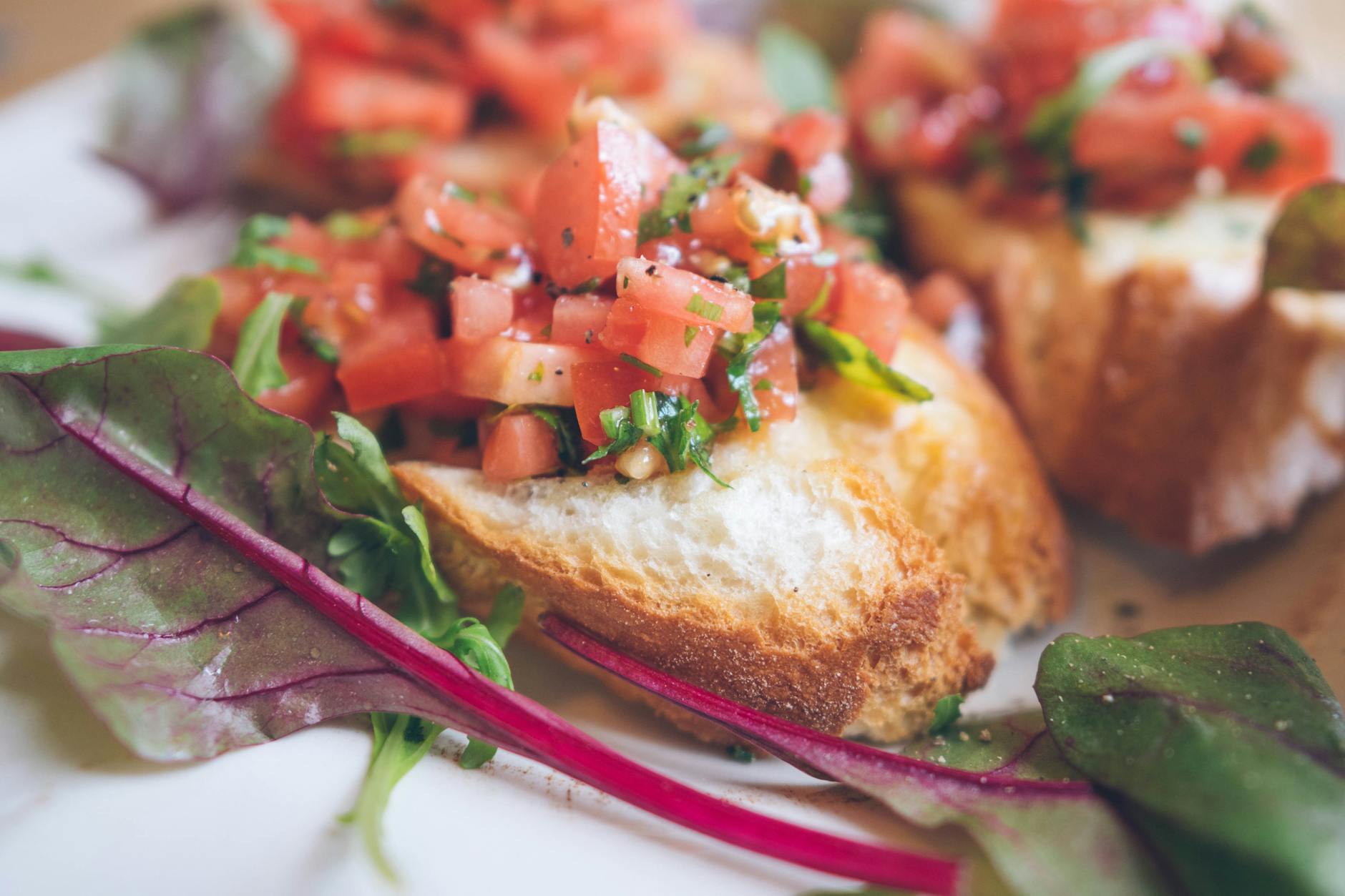 Grzanka bruschetta z pomidorami i ziołami jako wiosenna przekąska