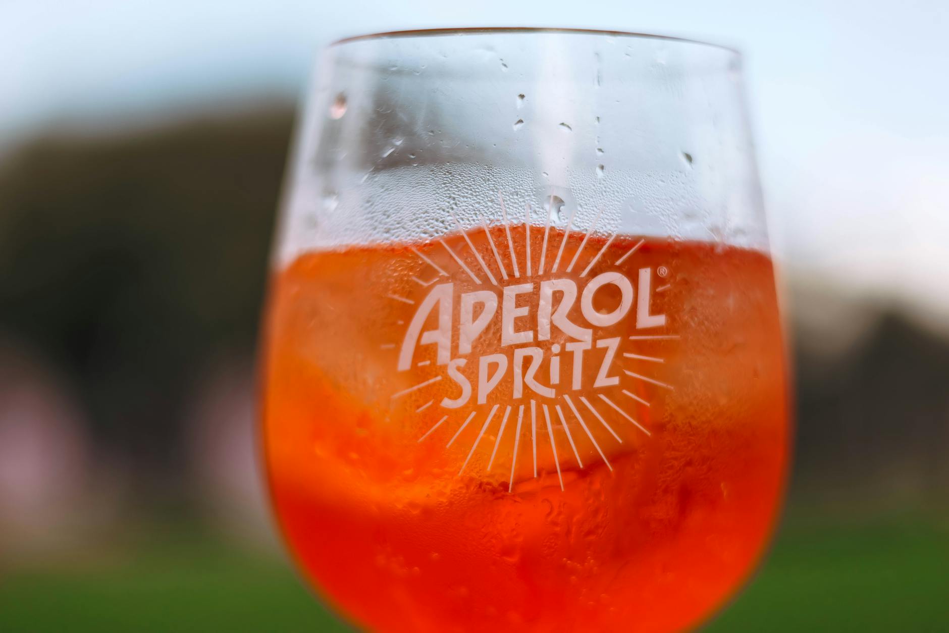 Kieliszek Aperol Spritz na słońcu w plenerze
