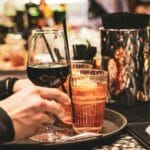 Kolorowe drinki spritz i wino na barze w tętniącym życiem włoskim lokalu