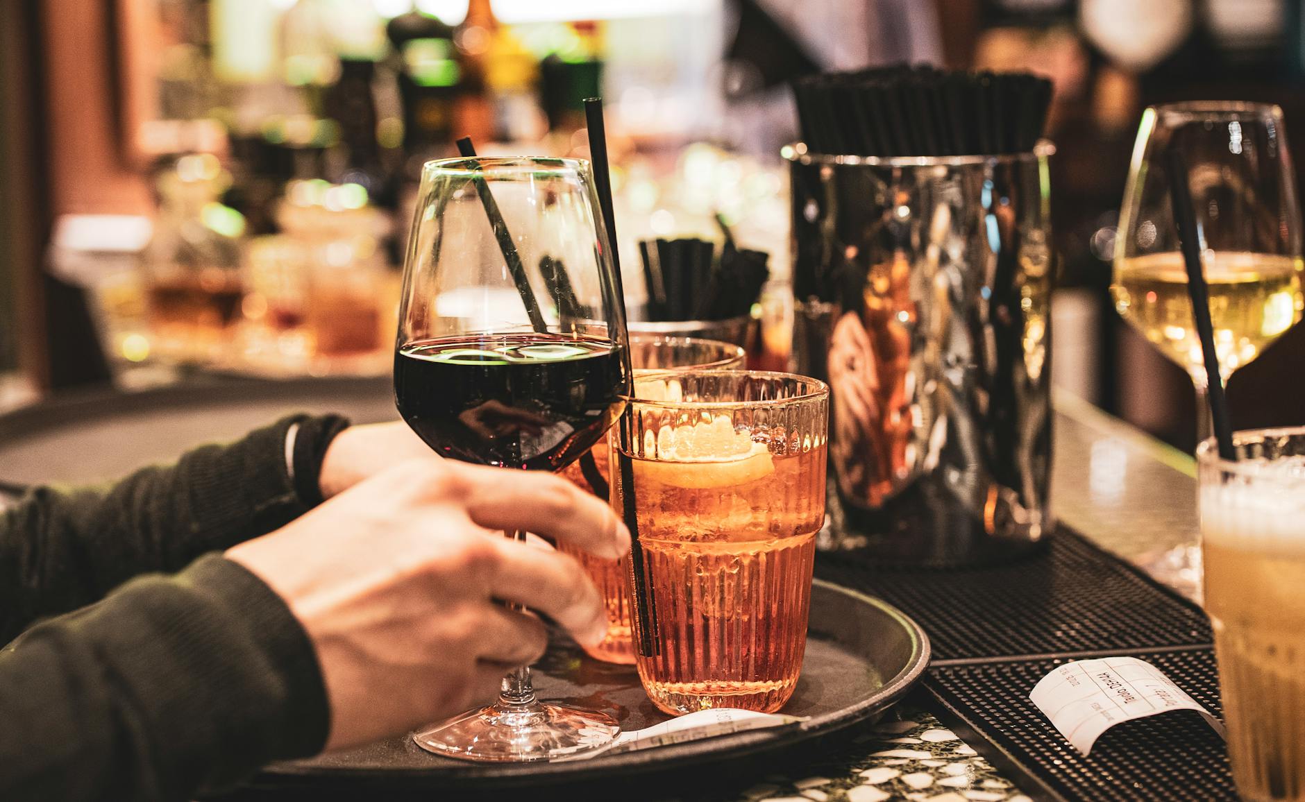 Kolorowe drinki spritz i wino na barze w tętniącym życiem włoskim lokalu