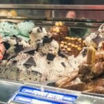Kolorowe rzemieślnicze gelato w witrynie kawiarni w Las Vegas