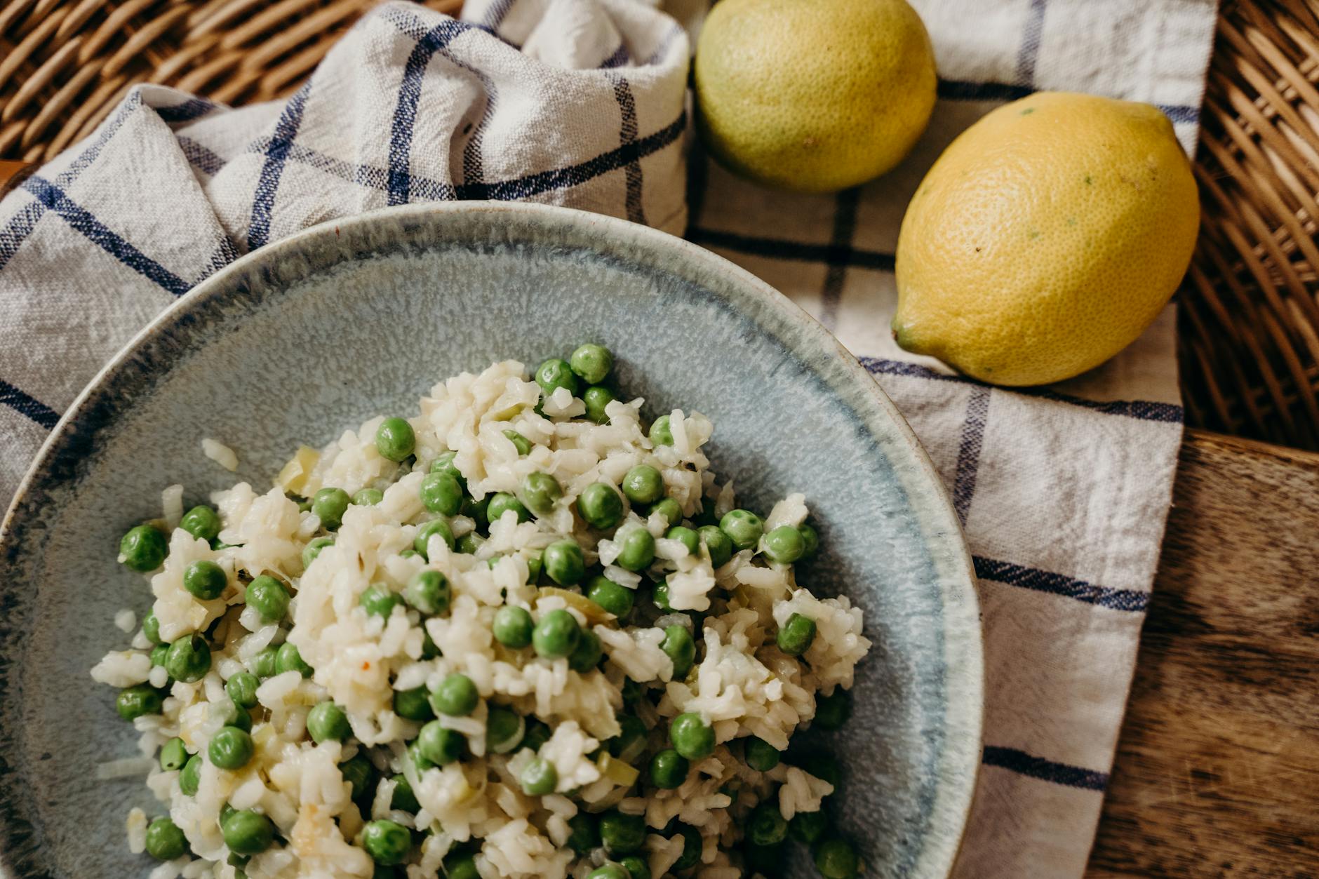 Kremowe risotto z groszkiem i cytryną jako przykład wiosennej kuchni Włoch