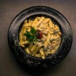 Makaron w kremowym sosie grzybowym z natką pietruszki i pomidorkami