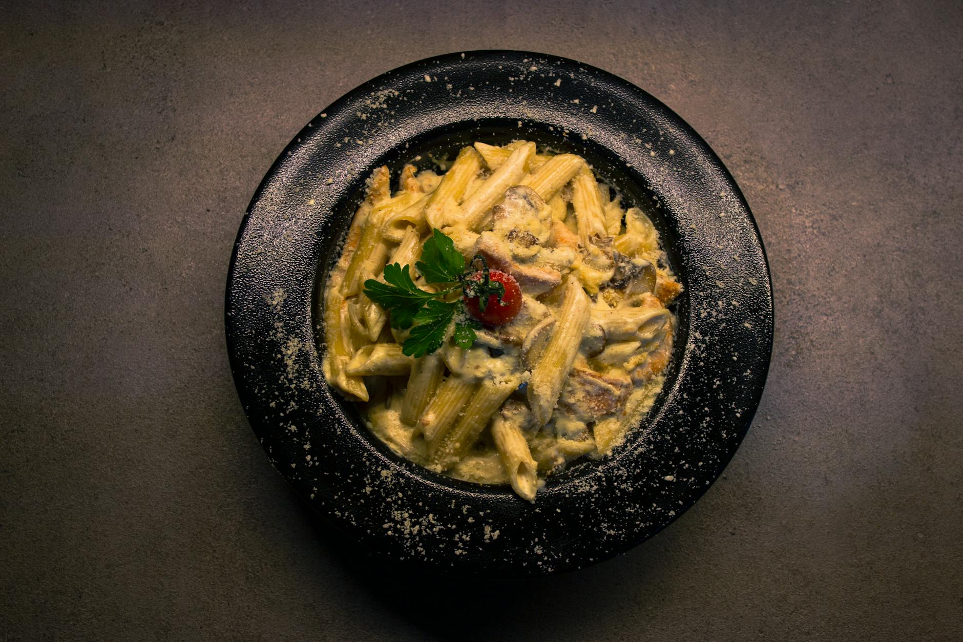 Makaron w kremowym sosie grzybowym z natką pietruszki i pomidorkami