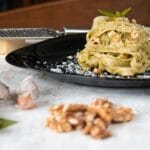 Makaron z kremowym pesto genovese, orzechami włoskimi i bazylią