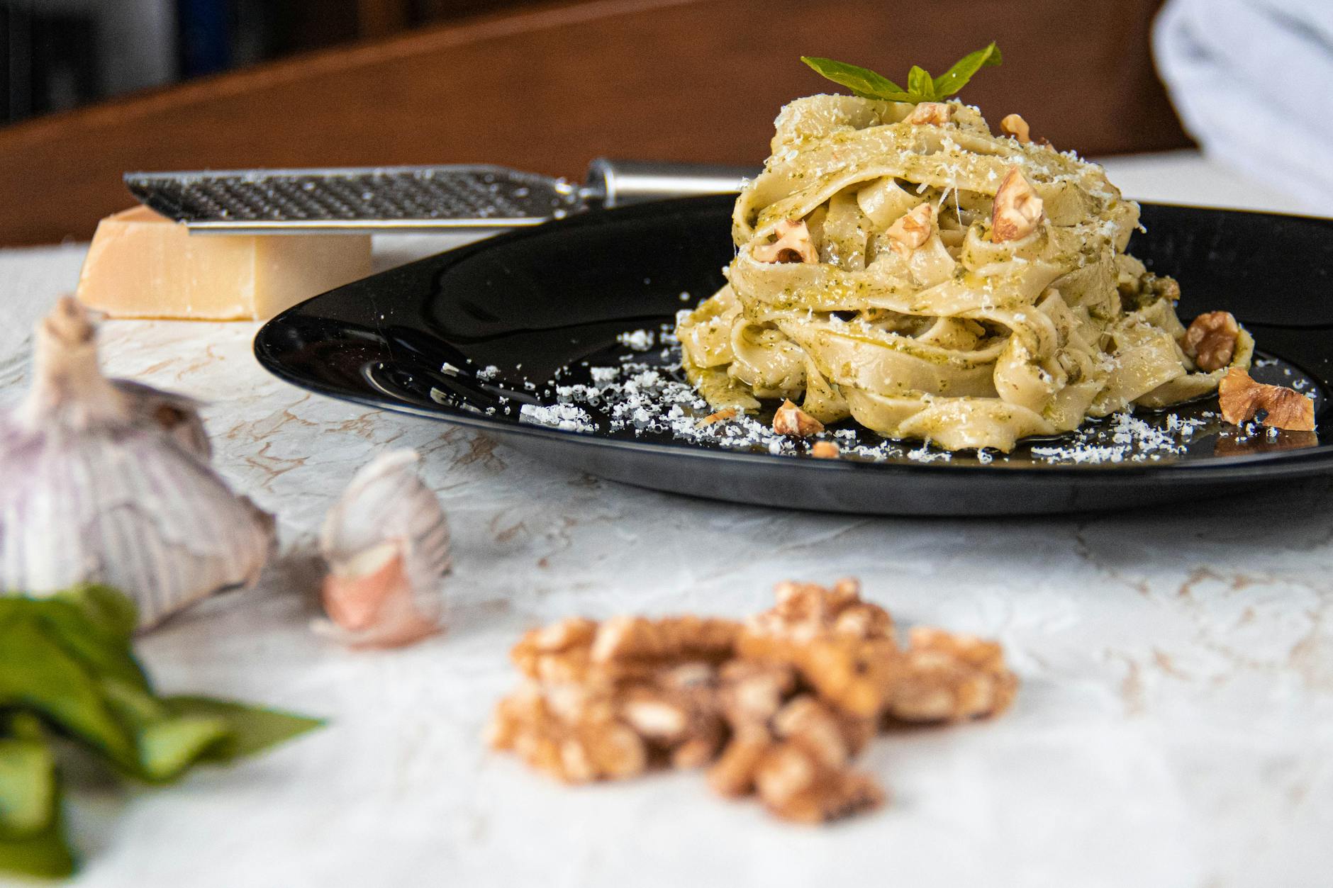 Makaron z kremowym pesto genovese, orzechami włoskimi i bazylią