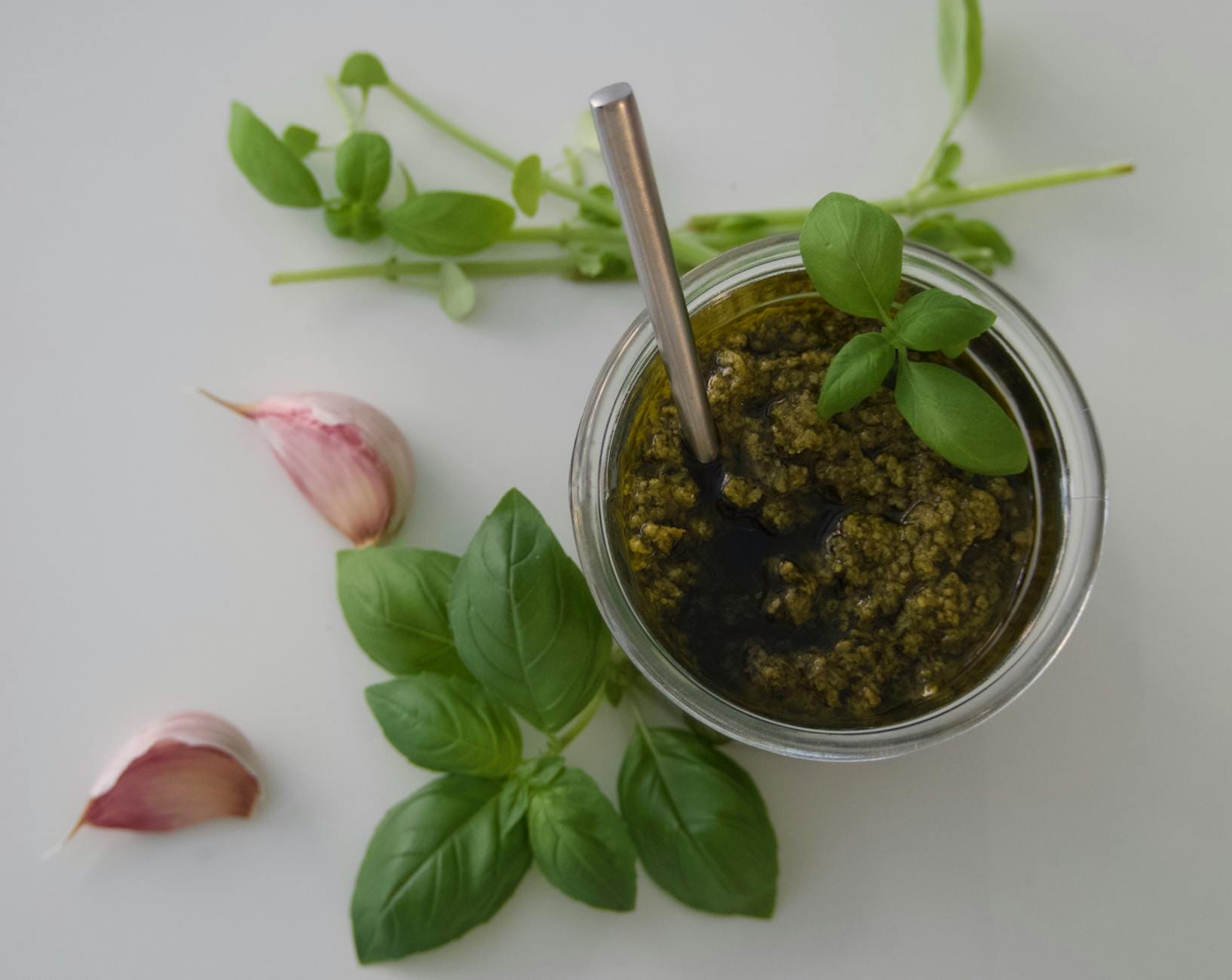 Miska domowego pesto genovese z bazylią i ząbkami czosnku z góry