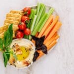 Patera z warzywami i miseczką pesto genovese jako dip do aperitivo