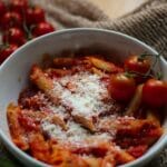 Penne w kremowym sosie pomidorowym z tartym parmezanem