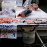 Plastry łososia na stoisku rybnym na targu w Neapolu