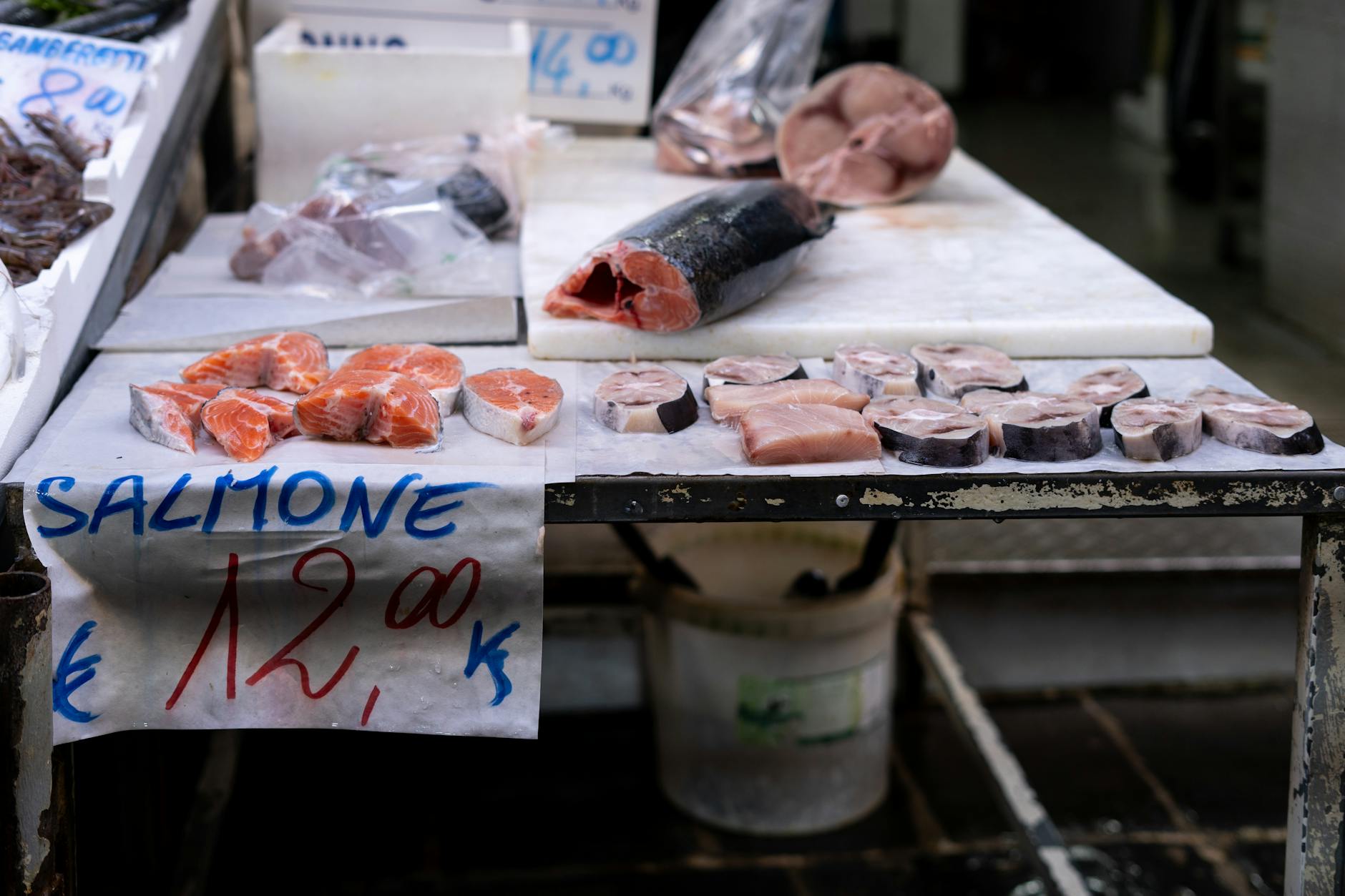 Plastry łososia na stoisku rybnym na targu w Neapolu Plastry łososia na stoisku rybnym na targu w Neapolu