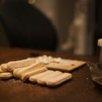 Podłużne biszkopty ułożone na blacie w kuchni przed przygotowaniem deseru