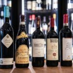 Półka w sklepie z elegancką kolekcją włoskich win czerwonych