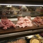 Półmisek włoskich wędlin: salami, mortadela i prosciutto w restauracji