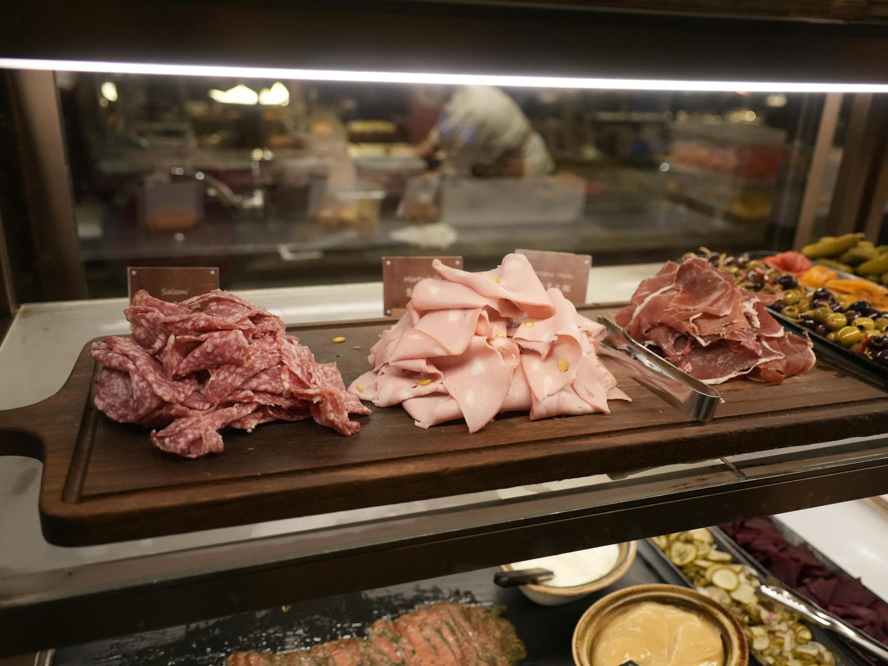Półmisek włoskich wędlin: salami, mortadela i prosciutto w restauracji