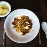 Spaghetti bolońskie z puree ziemniaczanym widziane z góry na stole