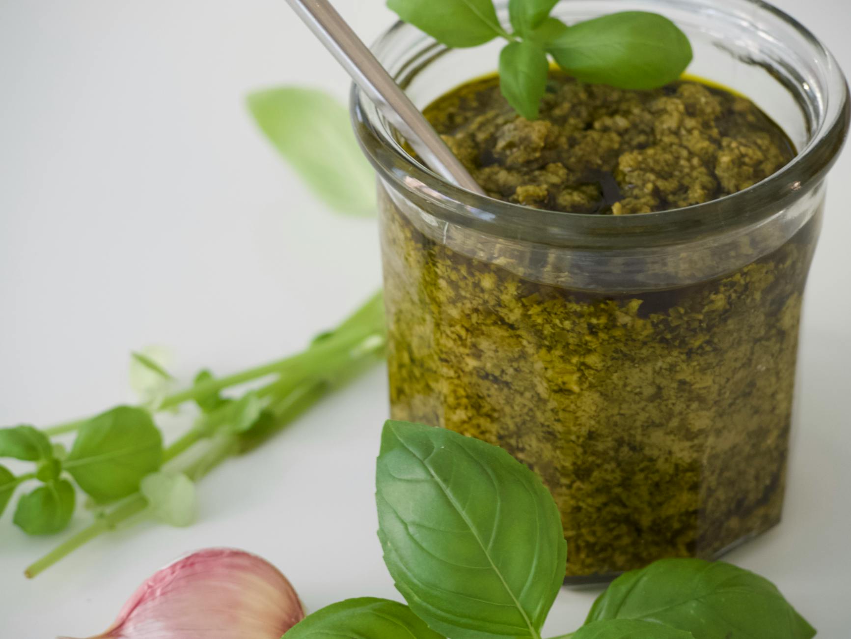 Świeże domowe pesto genovese z bazylią i czosnkiem z bliska