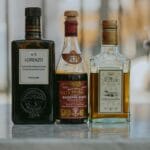 Jak kupować prawdziwą oliwę z Włoch Butelki oliwy i octu balsamicznego na marmurowym blacie