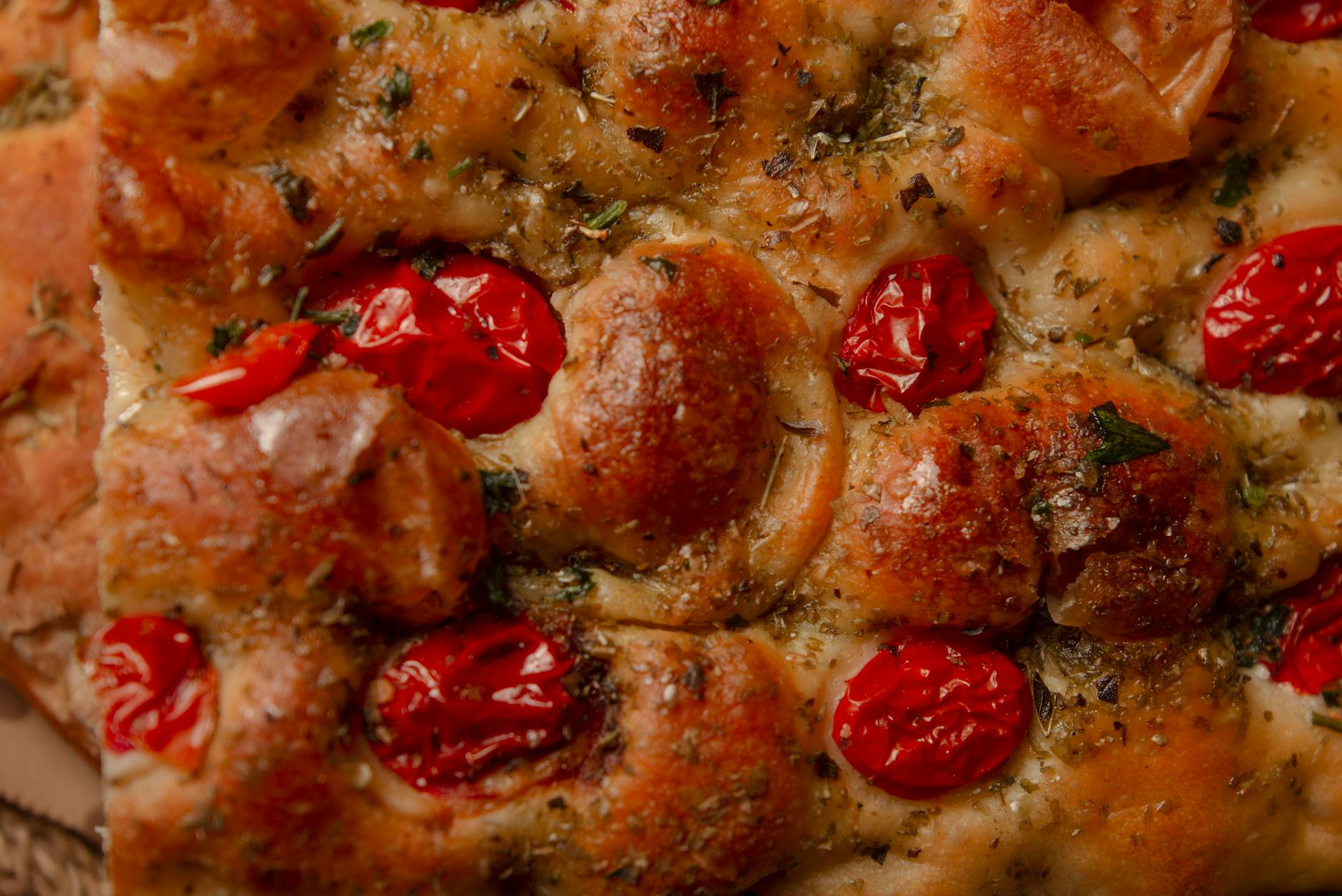 Focaccia liguryjska z pomidorkami koktajlowymi i ziołami