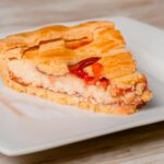 Kawałek kremowej tarty z ricottą na talerzyku, deser w stylu włoskim