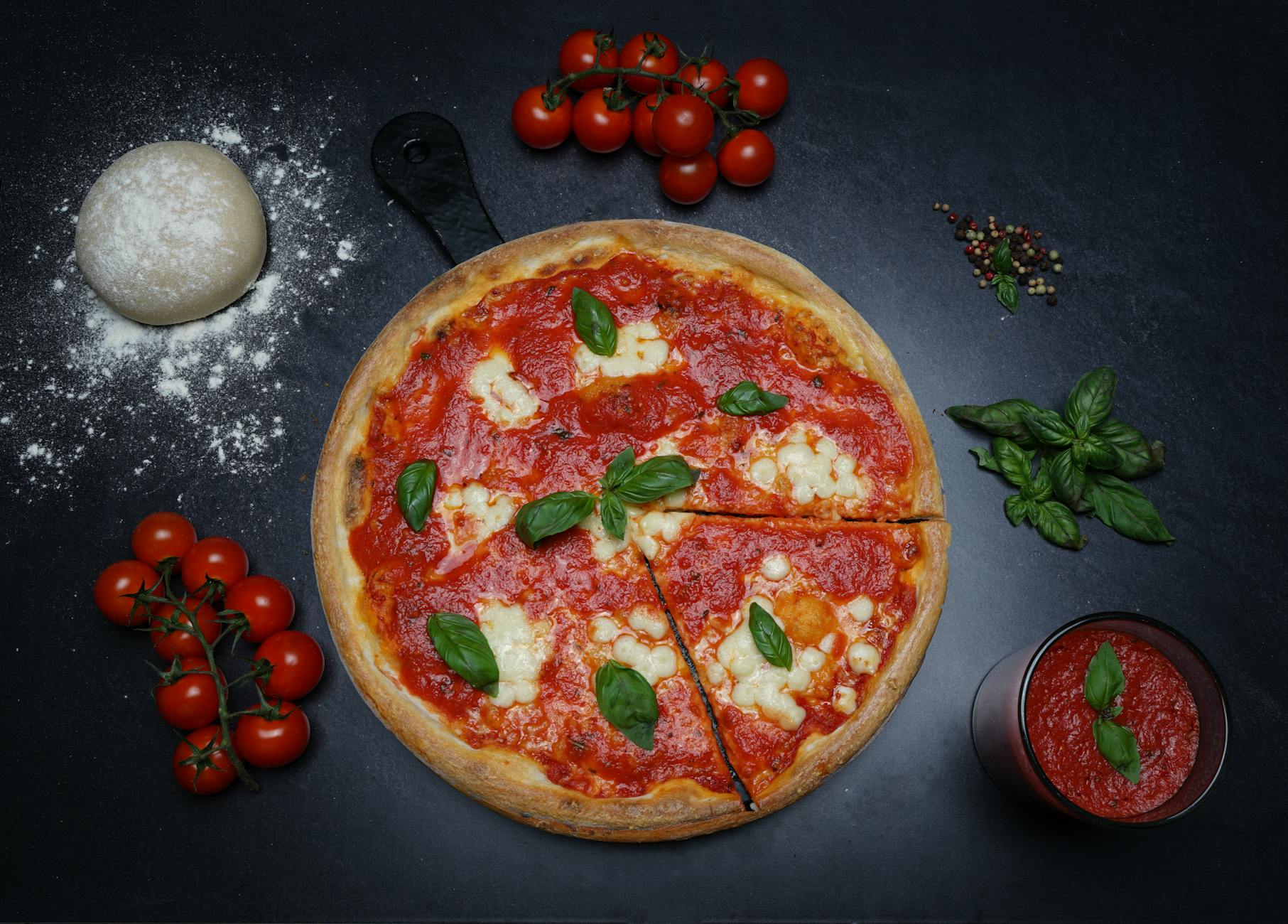 Pizza Margherita z mozzarellą, pomidorami i bazylią widziana z góry