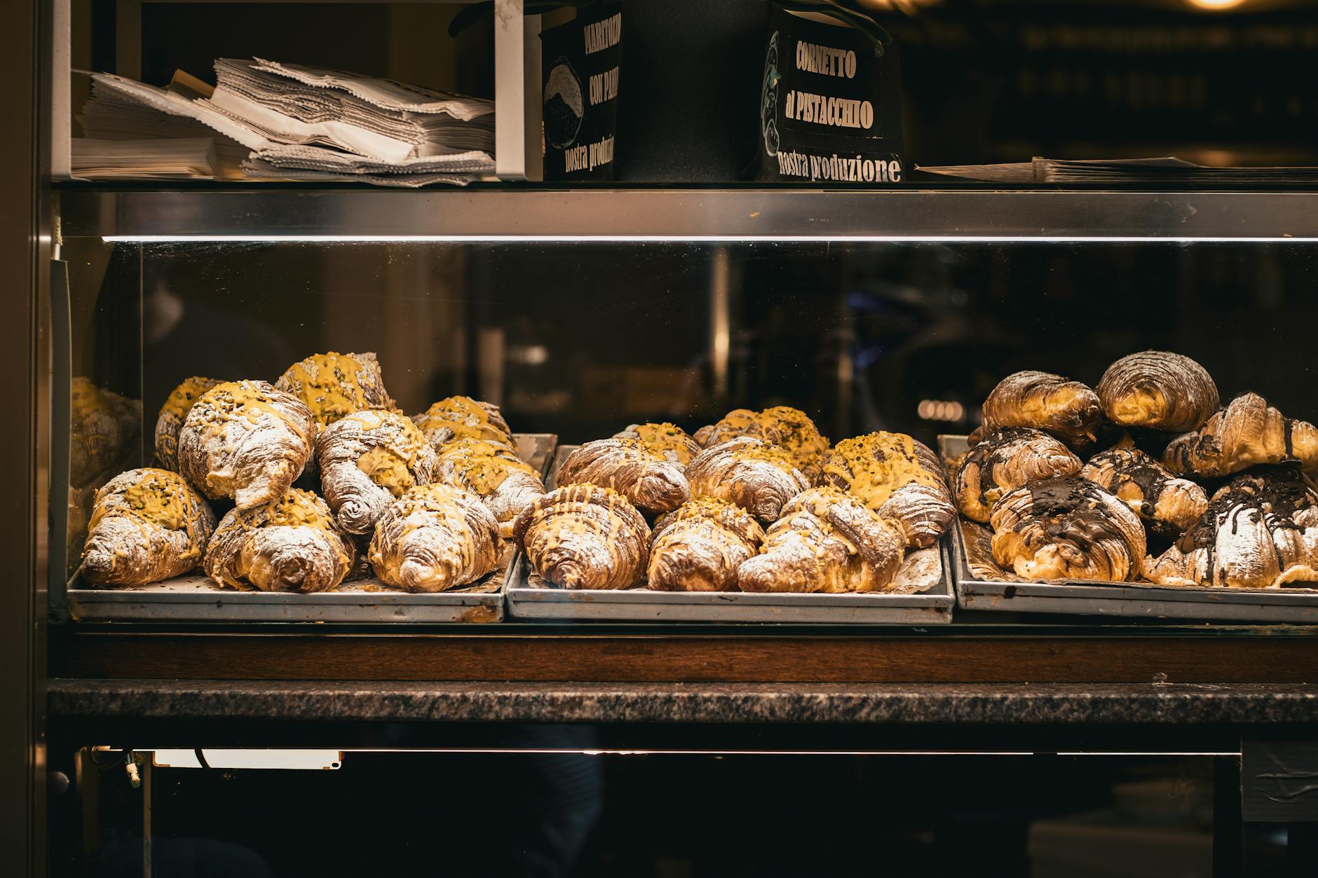 Sfogliatella: listkujące ciasteczko z Neapolu Świeże rogaliki maślane w oknie rzymskiej piekarni