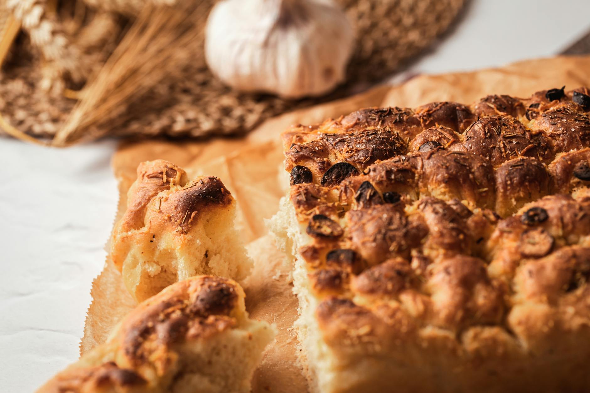 Zbliżenie na świeżo upieczoną focaccię z czosnkiem i rozmarynem