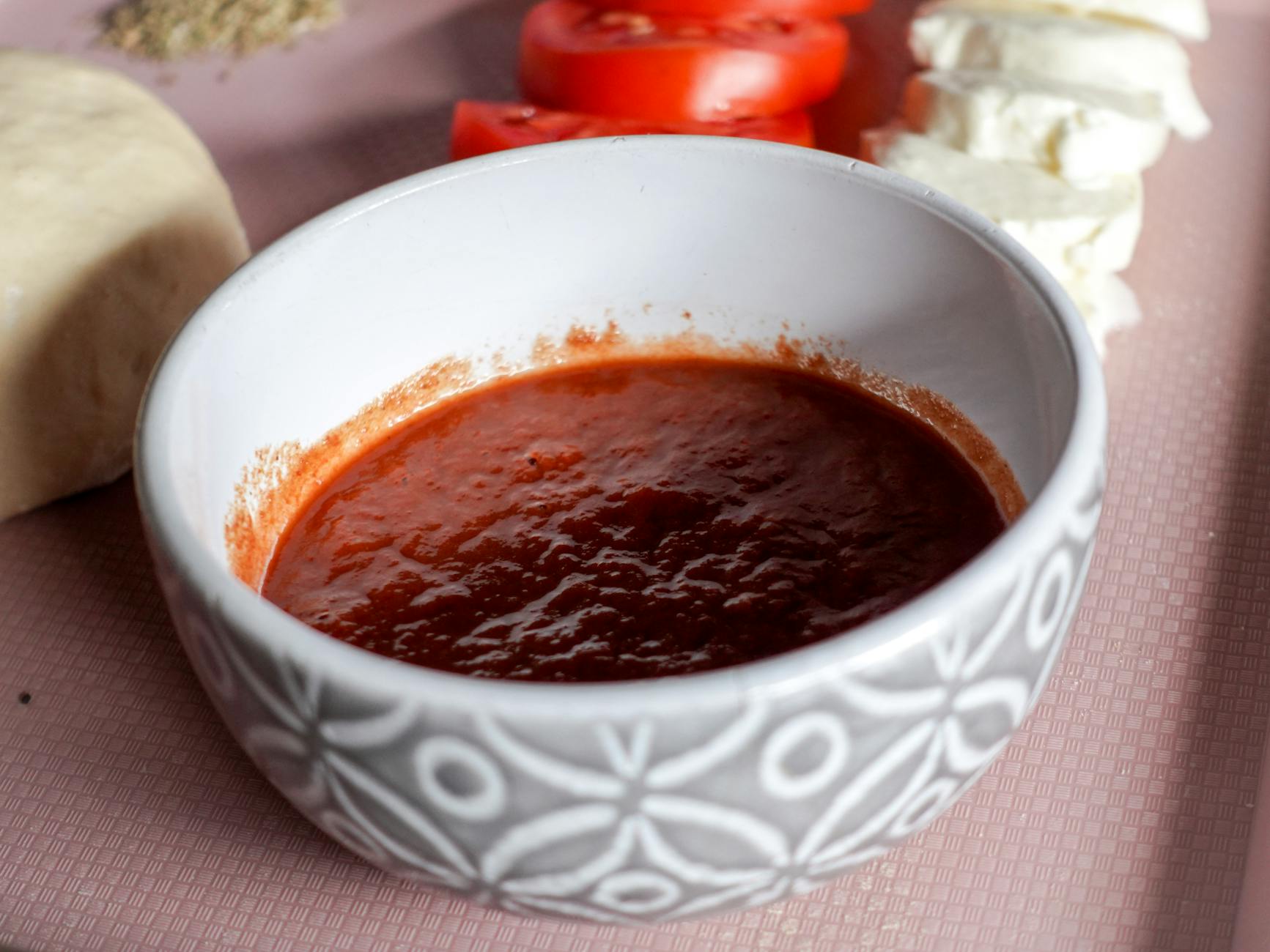 Miska sosu pomidorowego z mozzarellą i pokrojonymi pomidorami San Marzano