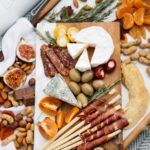 Deska antipasti z serami, owocami, orzechami i wędlinami