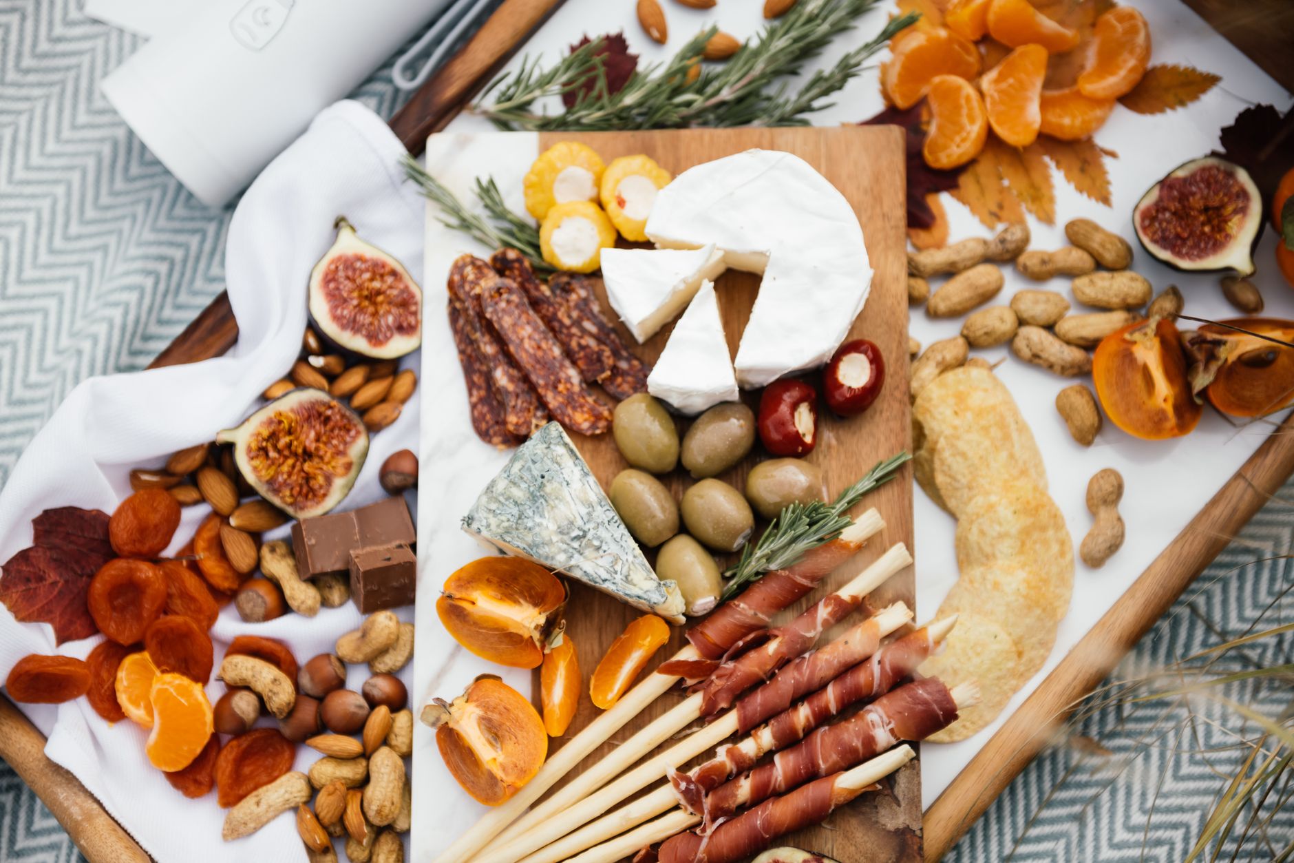 Deska antipasti z serami, owocami, orzechami i wędlinami