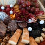 Deska antipasti z wędlinami, serami, owocami i przekąskami