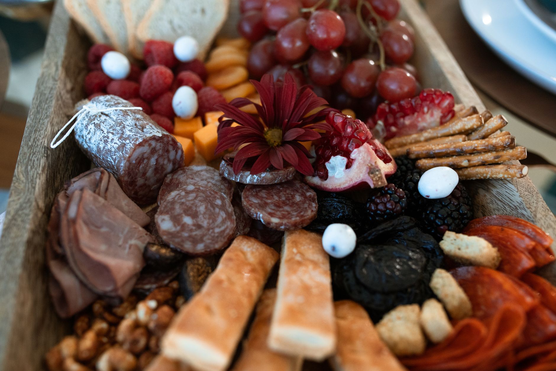 Deska antipasti z wędlinami, serami, owocami i przekąskami