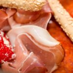 Prosciutto, czerwona papryka i sezamowe paluszki grissini