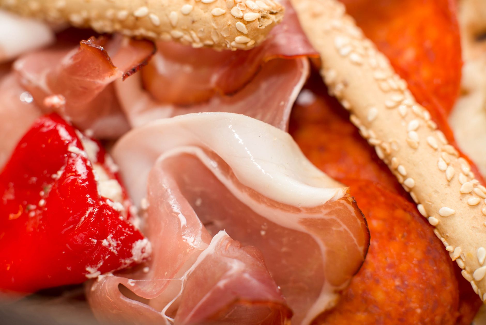 Prosciutto, czerwona papryka i sezamowe paluszki grissini