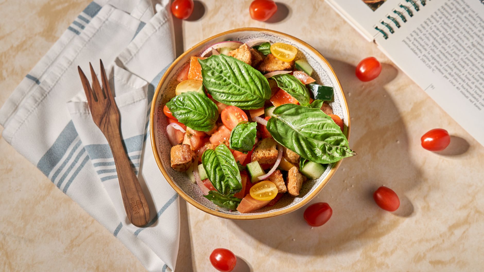 Panzanella: toskańska sałatka z czerstwego chleba i pomidorów Kolorowa sałatka panzanella z pomidorami i bazylią na stole
